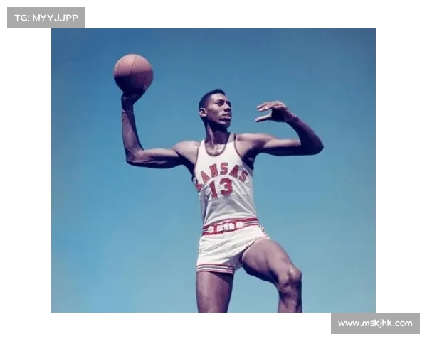 从多个角度了解张伯伦在球场上具体踢什么位置的实用技巧解析 从多个角度了解张伯伦在球场上具体踢什么位置的实用技巧解析